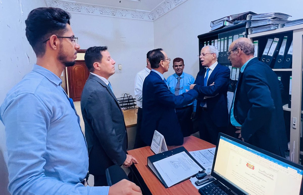 #عدن|| اجتمع نائب وزير الخارجية وشؤون المغتربين السفير مصطفى نعمان، اليوم، بموظفي ادارة الشؤون القنصلية، في مقر ديوان الوزارة بالعاصمة المؤقتة عدن ، لمتابعة سير العمل وبحث سبل الإرتقاء بالخدمات القنصلية المقدمة للمواطنين.
وخلال الاجتماع تم مناقشة آلية العمل وأبرز التحديات التي