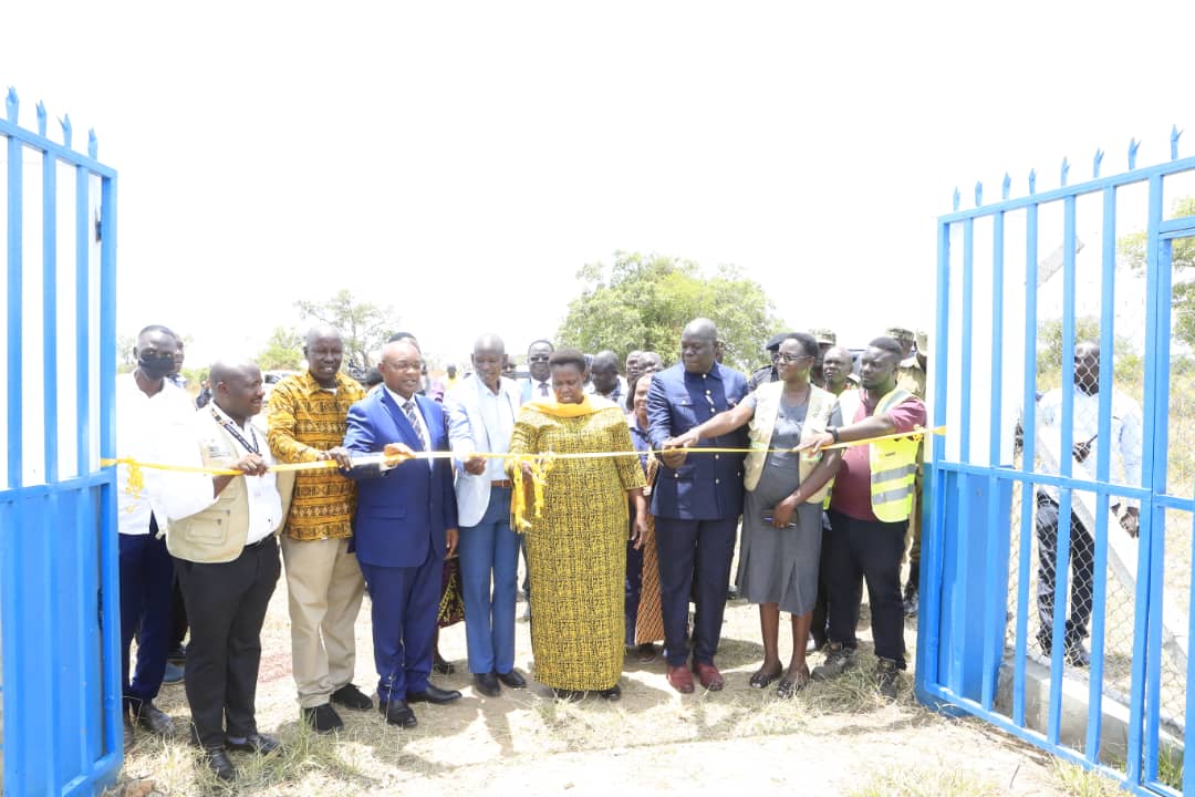 raphaelMagyezi's tweet image. Transforming Lives in Katakwi
With VP @jessica_alupo, we launched the Kanapa Mini Grid &amp;amp; Orungo Water Scheme, bringing power &amp;amp; clean water to thousands. These #LEGS projects fuel local enterprise &amp;amp; economic growth. Community ownership ensures sustainability! #UgandaLED #LEGS