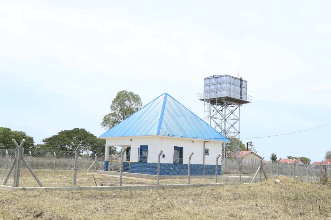 raphaelMagyezi's tweet image. Transforming Lives in Katakwi
With VP @jessica_alupo, we launched the Kanapa Mini Grid &amp;amp; Orungo Water Scheme, bringing power &amp;amp; clean water to thousands. These #LEGS projects fuel local enterprise &amp;amp; economic growth. Community ownership ensures sustainability! #UgandaLED #LEGS