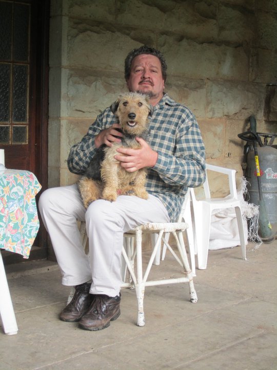 IN MEMORIAM: GUSTAV SLABBERT VENTER

Dis met groot hartseer en leedwese dat ons verneem het dat Gustav Venter, die bekende Afrikaanse joernalis, filmmaker en skrywer van boeke soos “Bodem” en “Die amigdala van Alrina Smal”, gisteraand op Fouriesburg oorlede is. Nie net was hy ‘n