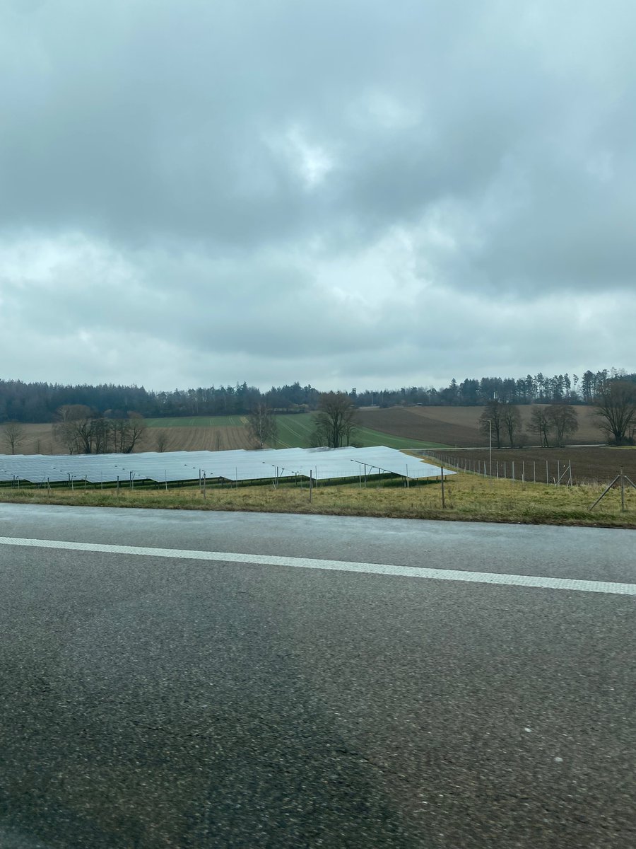 arnowellens's tweet image. Ondertussen in Duitsland. Kerncentrales dicht en dan vruchtbare landbouwgrond doodmaken met zonnecellen uit China. Dit maakt het leven duurder. Niet Poetin, de anderskokenden of klimaat. Deze gekkigheid.