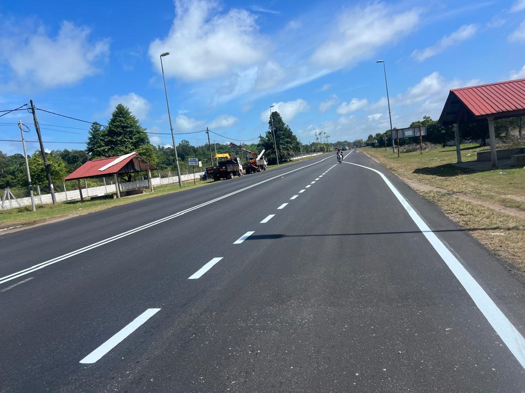 Kerja memgecat garisan jalan bagi kerja penyelenggaraan jalan dengan menggunakan kaedah reconstruction dan overlay (AC14) di seksyen 364.00 - 366.00, Jalan Kuantan - Chukai (FT03) yang dilaksanakan oleh <a href="/RCKuantan/">Roadcare Kuantan</a>.
<a href="/IrHafizah/">Hafizah</a> <a href="/AidaAmalinaAbd1/">Aida Amalina</a> <a href="/IPJKR_Official/">JKR Malaysia Rasmi</a> <a href="/JKRPAHANG/">JKR PAHANG</a>