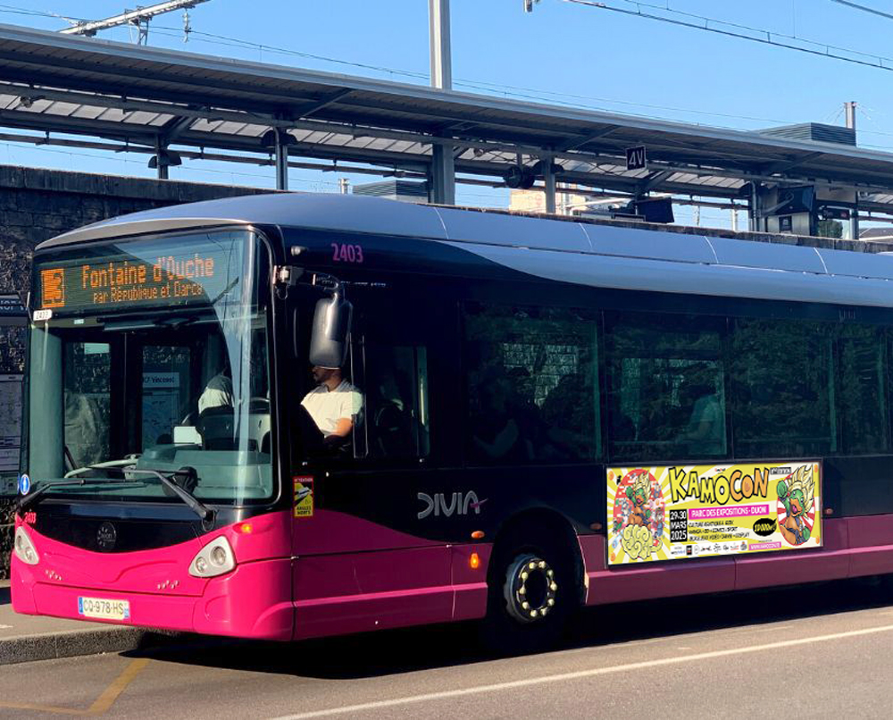 Coin ! Kamo Kamo a envahi les bus de @diviamobilites pour annoncer l'arrivée imminente de Kamo Con au Parc des Expos de Dijon les 29 &amp; 30/03 !
Il vous reste encore quelques jours pour acheter vos préventes et packs spéciaux !
Vous avez vos billets ?
kamocon.fr