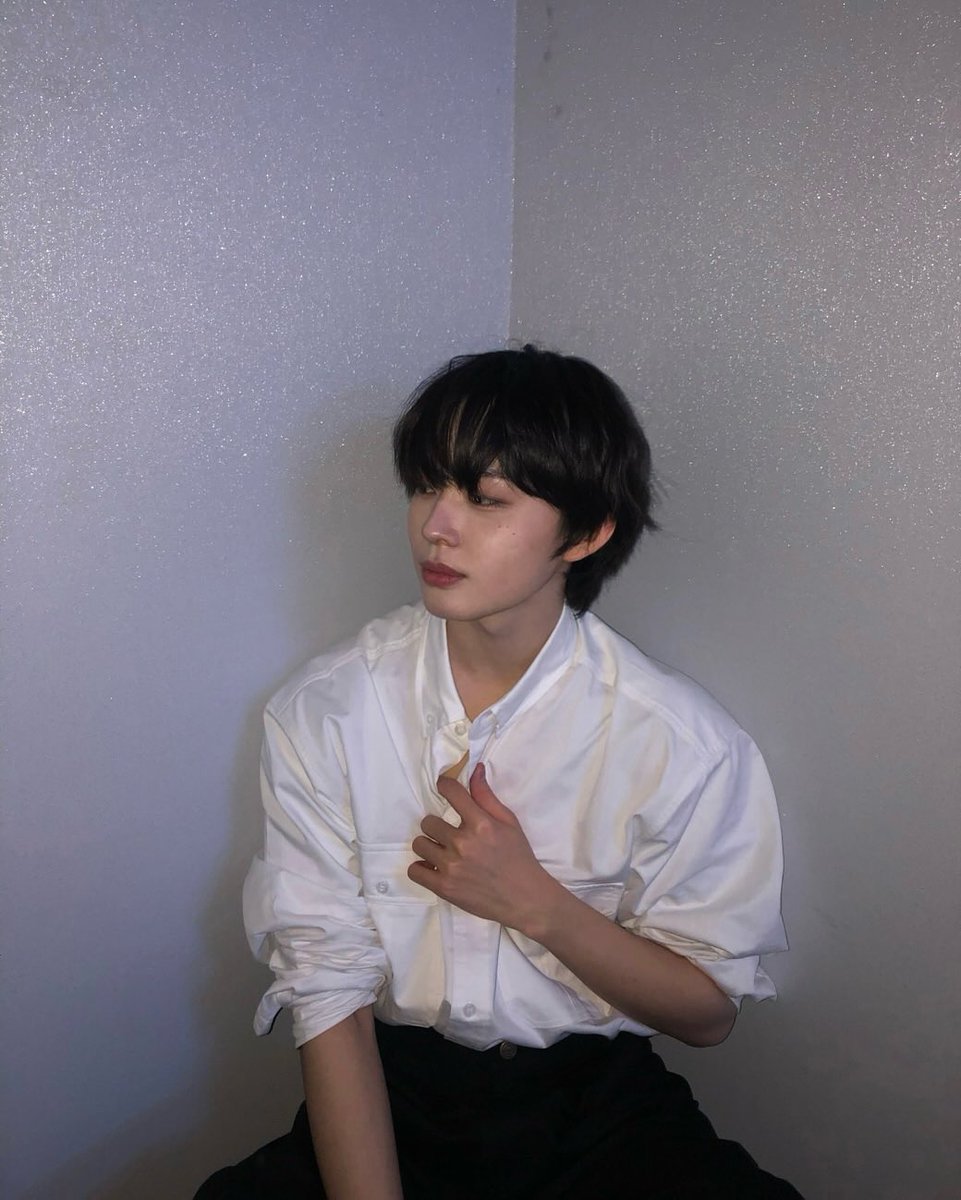 i hope i don't make you all confused by my sudden confession, because the moon is indeed beautiful tonight! ★ mm, just in case you have a bad sight and can't see the moon clearlyㅡwell, you can see me instead! :P