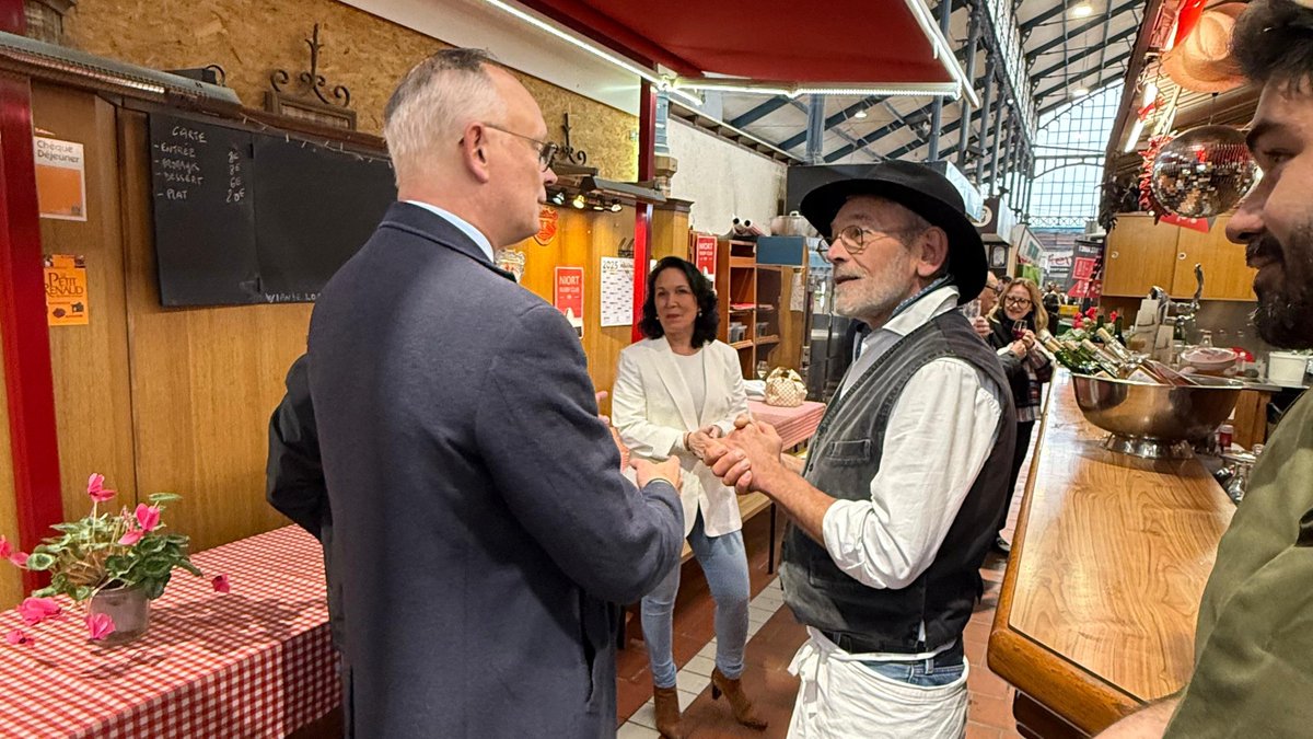 Horizons (@horizonsleparti) on Twitter photo Édouard Philippe est en déplacement dans les #DeuxSèvres.
Aux côtés de <a href="/JeromeBaloge/">Jérôme Baloge 🇺🇦</a>, maire Horizons de #Niort, il a échangé avec les habitants et découvert les projets structurants portés par la ville : renaturation des espaces publics, restructuration de friches, implantation Édouard Philippe est en déplacement dans les #DeuxSèvres.
Aux côtés de <a href="/JeromeBaloge/">Jérôme Baloge 🇺🇦</a>, maire Horizons de #Niort, il a échangé avec les habitants et découvert les projets structurants portés par la ville : renaturation des espaces publics, restructuration de friches, implantation