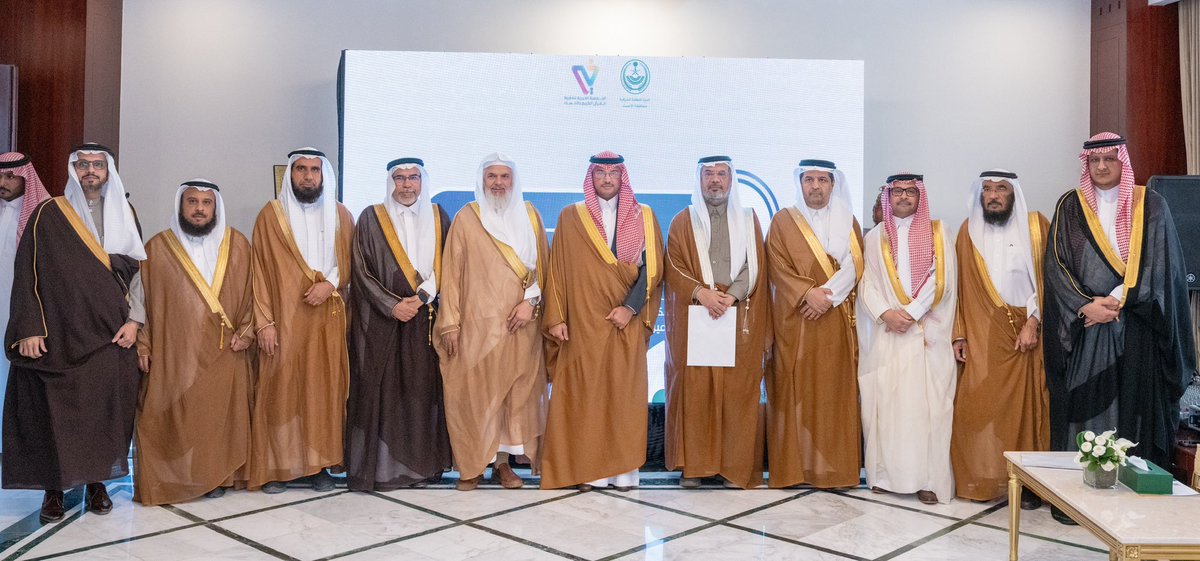 سمو محافظ الأحساء يرعى توقيع اتفاقية لبناء مقر لجمعية تحفيظ القرآن الكريم بالمحافظة

رعى صاحب السمو الملكي الأمير سعود بن طلال بن بدر محافظ الأحساء ، الرئيس الفخري للجمعية الخيرية لتحفيظ القرآن الكريم بالأحساء بمقر المحافظة، اليوم" الأربعاء " ، توقيع اتفاقية بناء المقر الرئيسي