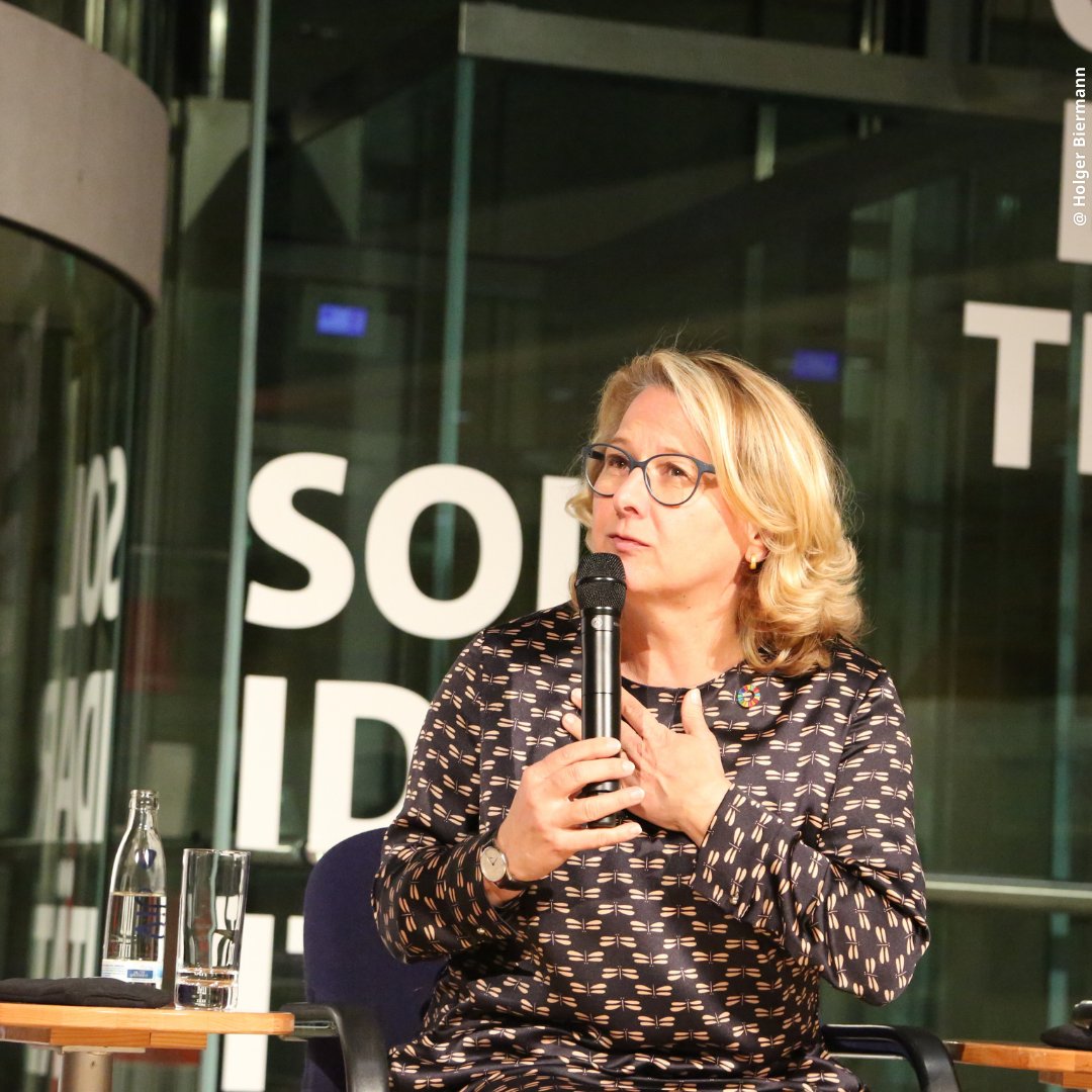UNICEF Deutschland (@unicefgermany) on Twitter photo Gestern sprachen <a href="/SvenjaSchulze68/">Svenja Schulze</a> und renommierte Fotojournalisten im Willy-Brandt-Haus darüber, wie sich weltweit das Aufwachsen von Kindern in den letzten 25 Jahren verändert hat. Wir danken allen Beteiligten und den Besucher*innen, die dabei waren! #UNICEF #FotodesJahres Gestern sprachen <a href="/SvenjaSchulze68/">Svenja Schulze</a> und renommierte Fotojournalisten im Willy-Brandt-Haus darüber, wie sich weltweit das Aufwachsen von Kindern in den letzten 25 Jahren verändert hat. Wir danken allen Beteiligten und den Besucher*innen, die dabei waren! #UNICEF #FotodesJahres
