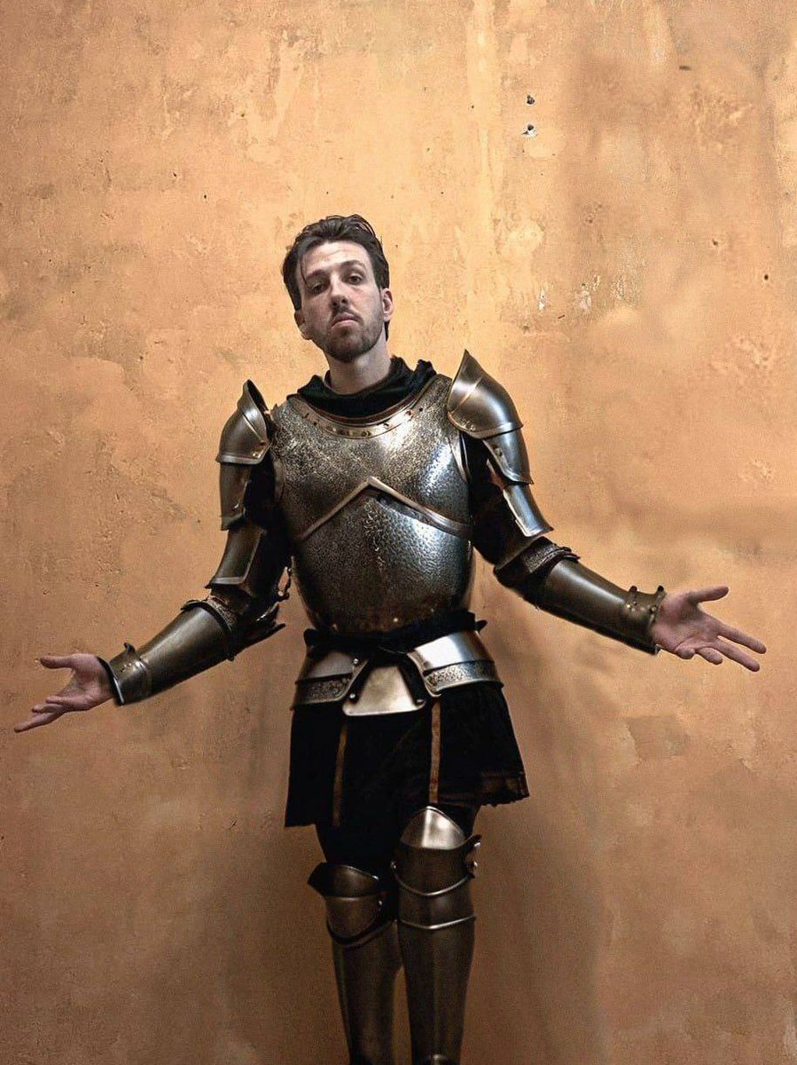 Обожаю Федю Букера за то, что он может быть и таким, и таким (и где-то у меня валялась его фотка в рясе), колоритный мальчик, приятно его творчески вертеть по всякому. К счастью, мы не знакомы, так что стыд и совесть не мучают. 

(Федор, приклей щупальца хоть разок, очень надо)