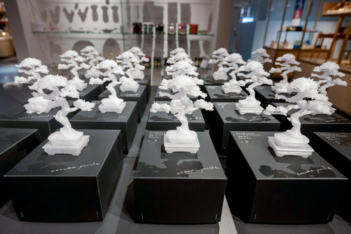 京都 蔦屋書店で、青沼優介さん「イマジナリー・スケープ」。たんぽぽの綿毛をさまざまな景色に見立てた作品。
整然と並べられた綿毛がガラスや瓦礫などの素材と組み合わせられ、綿毛の細くて儚い雰囲気と、それが集まって構造体になる強さやたくましさも見えるような作品で良かったです。