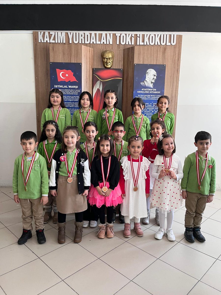 KazYurdalanToki's tweet photo. 12 Mart İstiklal Marşının kabul yıldönümünde Okulumuz şubeleri arasında düzenlenen "İstiklal Marşını Güzel Okuma" yarışmasında dereceye giren öğrencilerimize ödüllerini verdik.
@yusufdinc37 @yakupyildiz024 @KrpnrSeyfullah @ibrhim_Arslan https://t.co/GaXw3mXG3S