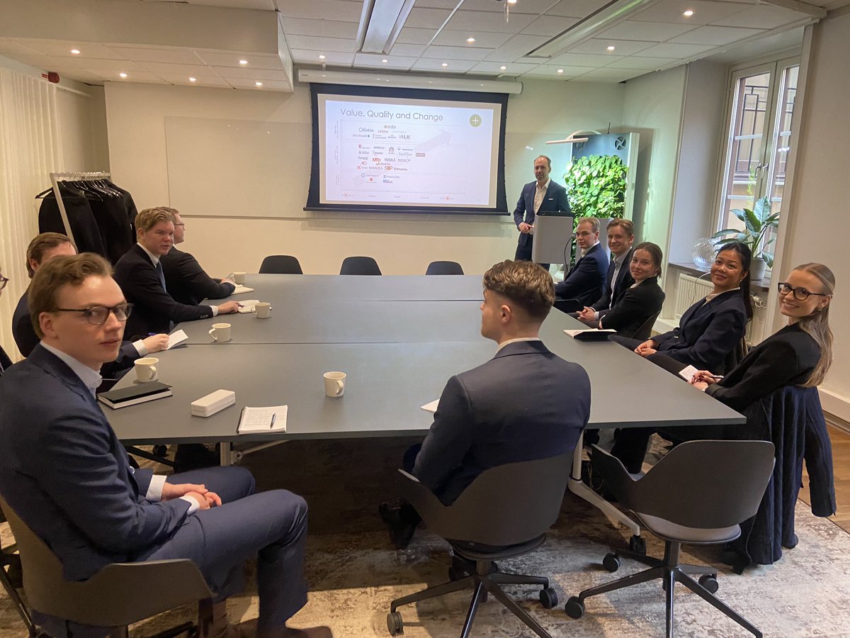 Handels (GBG) Capital Management på besök på kontoret och <a href="/stefanroos66/">Stefan Roos</a> håller låda. Framtidens stockpickers och lika imponerande som <a href="/linclund/">LINC</a> nere i Lund