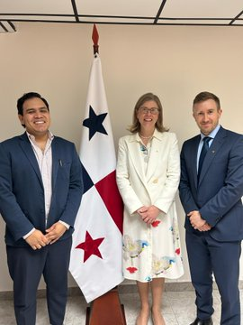 Australia ambassador to Panama Rachel Moseley .<a href="/AusEmbMex/">Rachel Moseley</a> met with authorities at .<a href="/MICIPMA/">Ministerio de Comercio e Industrias de Panamá</a> .<a href="/CancilleriaPma/">Cancillería de Panamá</a> .<a href="/MiAmbientePma/">Ministerio de Ambiente de Panamá</a> during her 🇵🇦visit
Australia and Panama have 50 years of diplomatic relations and increased trade helps ANZ🇦🇺🇳🇿 investors reach #LATAM markets