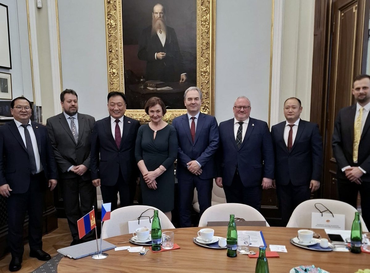 DavidHonys's tweet image. V @Akademie_ved_CR jsme přivítali předsedu Mongolské akademie věd Demberela Sodnomsambuu s doprovodem. Během přátelského setkání jsme se ujistili, že budeme nadále podporovat a posilovat spolupráci obou 🇨🇿🤝🇲🇳 vědeckých institucí a diskutovali konkrétní možnosti. Mezi probíraná…