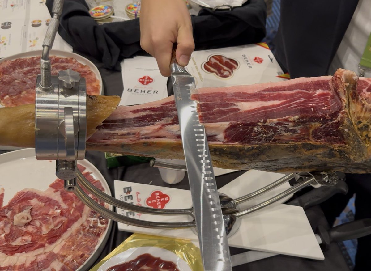 LoTechSales's tweet image. Lotech knife being used on a Iberico de Bellota Ham from altamirafood at the corestaurants show.  #Iberico #ham #lotech #lotechsales #colorado #Denver
