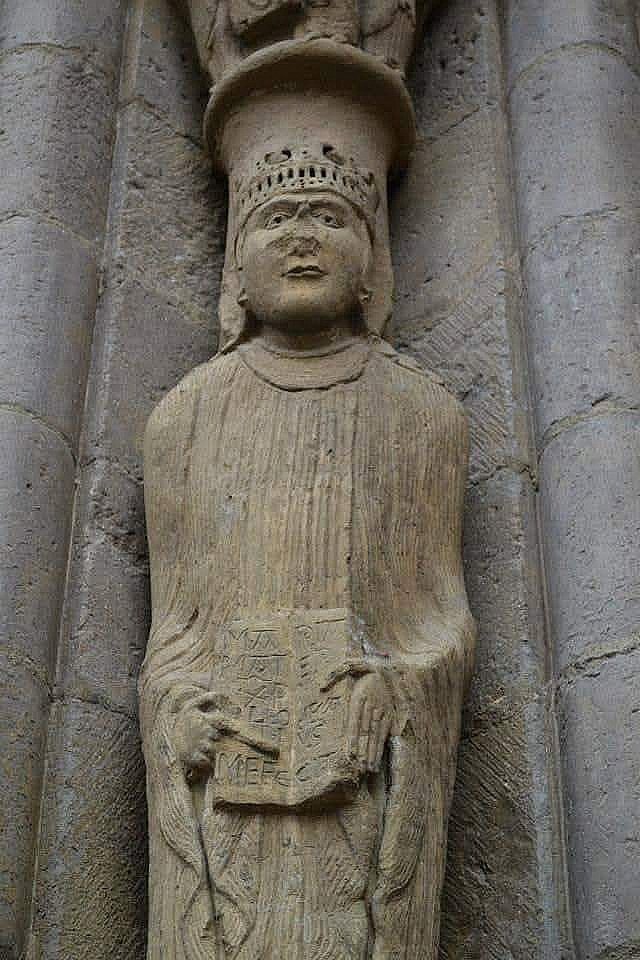 El Maestro Leodegarius nos dejó su firma en una estatua columna de la portada de la Iglesia de Santa María la Real de Sangüesa #Navarra
En ella esculpió a la Virgen María sosteniendo un libro abierto, en el cual se puede leer: "MARIA MATER XPI LEODEGARIUS ME FECIT"