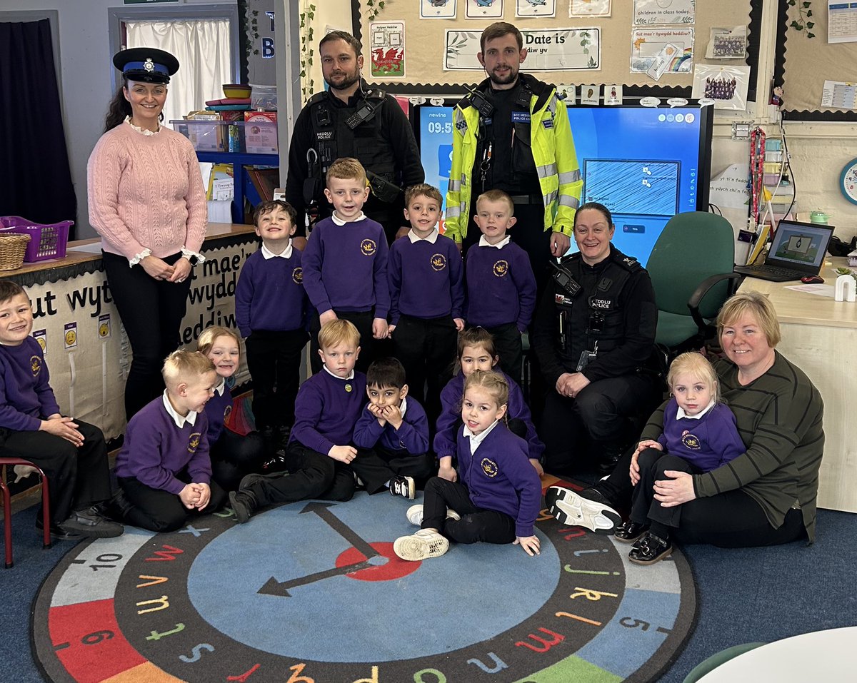 WW_Buckley's tweet photo. A big thank you to Natalie, Drew and Jim from @NWPolice for visiting our Reception class today! The children enjoyed trying the uniform on, learning about their role and seeing the police van. 👮🏻‍♂️🚨💜 https://t.co/CnNaWq2HGR