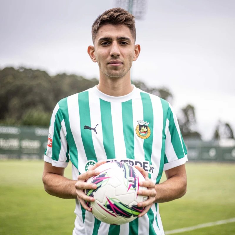 HaberKartali's tweet photo. ▪️ Rio Ave, Demir Ege Tıknaz için Beşiktaş ile resmi olarak görüştü.

▪️ Rio Ave yetkilileri, 5 M€ satın alma opsiyonunu ödeyecek maddi güçlerinin olmadığını belirterek indirim talep etti.

▪️ Beşiktaş, herhangi bir indirime gidilmeyeceğini belirtti.

▪️ Rio Ave, Demir Ege'nin bonservisini almak için para bulmaya çalışıyor.

🎙️ @yagosabuncuoglu