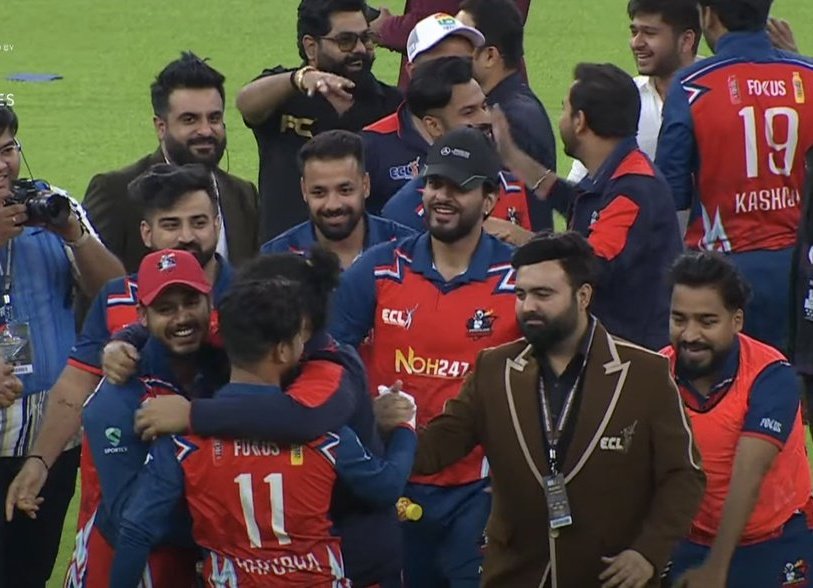 yuviiiikaaa's tweet photo. ecl ka so called founder, fusion ka budddhaa bhi aa gaya ground pe, celebration yaisi jaise pakistani territory se vaapis lauta ho

It seems like ecl was organized just to defeat @ElvishYadav

tumne hi is ghatiya league ko famous kia, leave kardo, tum bahut aage nikal chuke ho. https://t.co/yq57fo0TyG