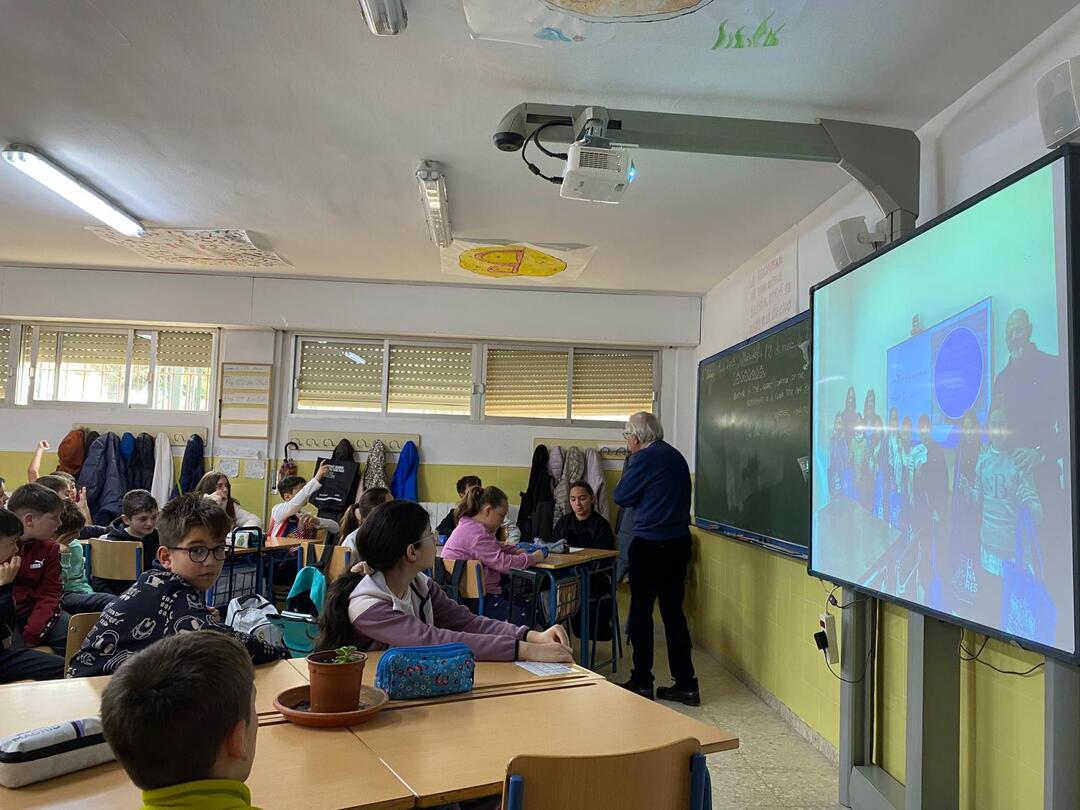 CEIPMARQUESESD1's tweet photo. Hoy nos ha visitado D. Jorge Andújar Escobar, autor de “300 personajes para la historia de Linares”, quien ha charlado con el alumnado de 5º y 6º sobre el personaje Horace Sandars. Muchas gracias a D. Jorge, que también nos ha donado un ejemplar de su libro para la biblioteca. https://t.co/xnw5GIf9Vb