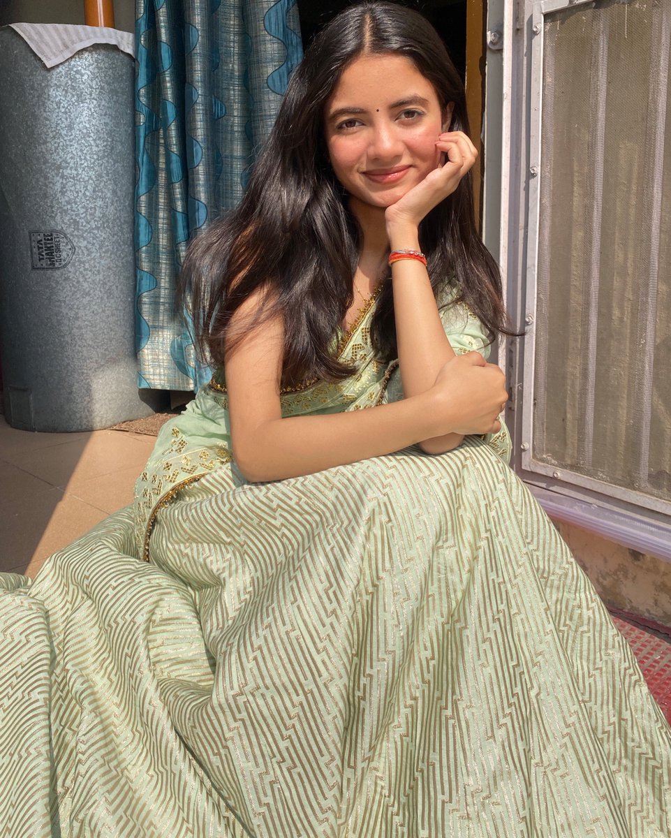 Can anyone change the background pls😭😭 i don’t like it😭😭