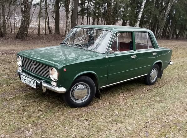 abuviktor1's tweet image. Обе эти машины 1973 года выпуска. Им обеим по пятьдесят два года. В момент из выпуска, ВАЗ 2101 стоил 5500 рублей, а Кадиллак Эльдорадо Конвертебл стоил 7681 доллар. 
И ВАЗ 2101 был самым дешевым автомобилем, который в тот момент производился на ВАЗ, а Кадиллак Эльдорадо был…