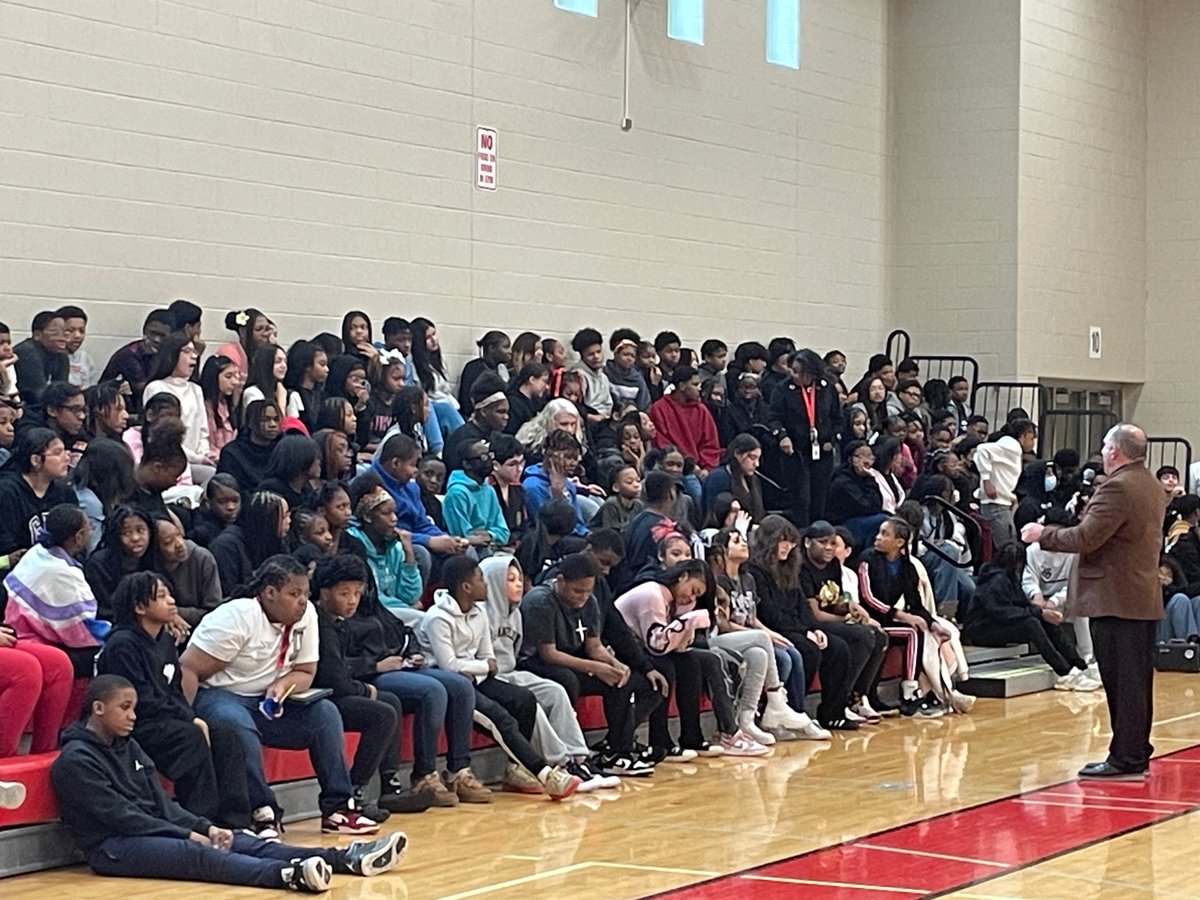 SchrumSpartans's tweet photo. Our students recently had the opportunity to attend a much-needed assembly led by Detective Wysotcki from Illinois, focusing on the crucial topics of cyber and internet safety. The session gave a wealth of valuable and relevant information aimed at ensuring online safety. https://t.co/8RCr1o5Gaj
