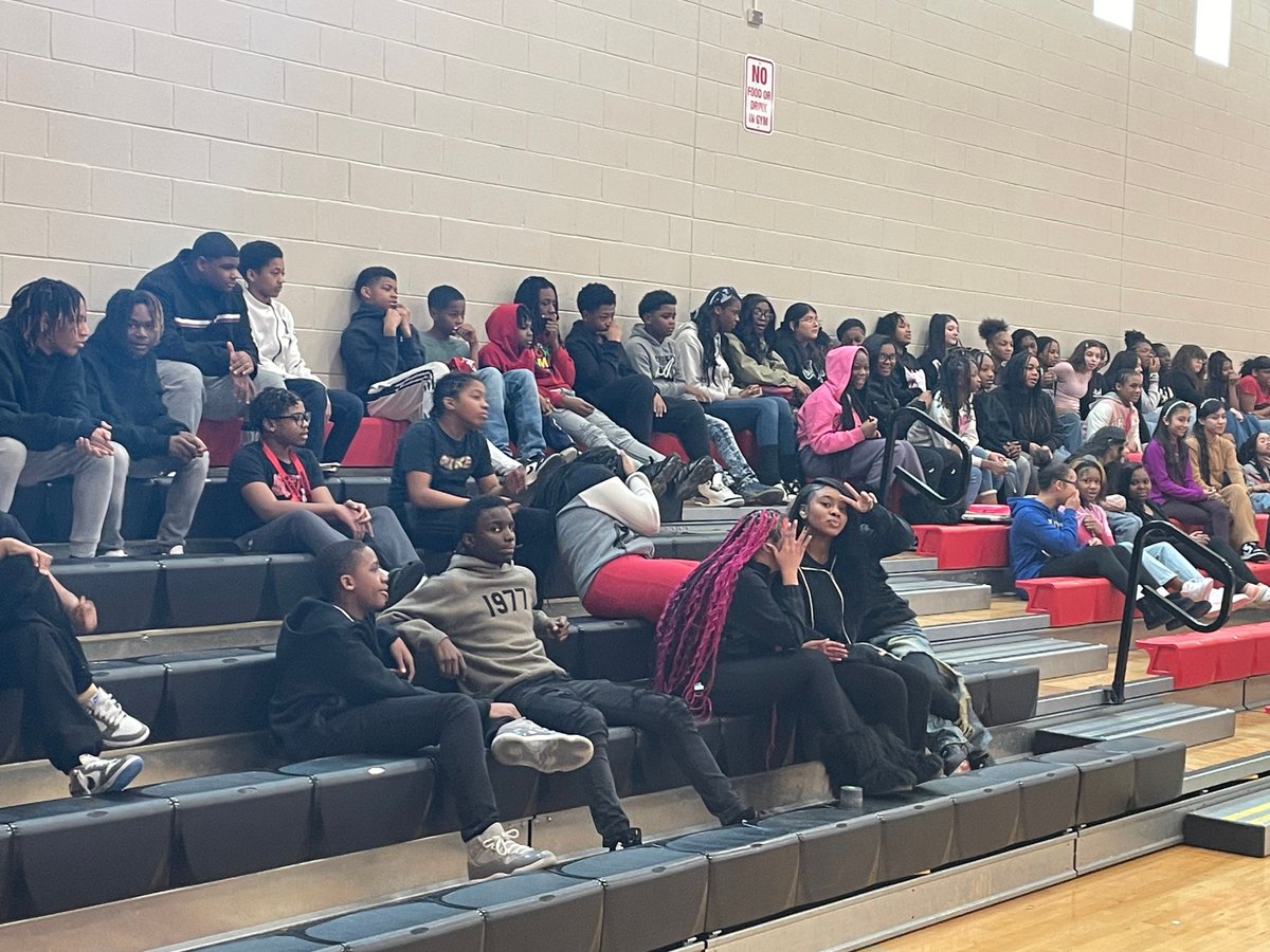 SchrumSpartans's tweet photo. Our students recently had the opportunity to attend a much-needed assembly led by Detective Wysotcki from Illinois, focusing on the crucial topics of cyber and internet safety. The session gave a wealth of valuable and relevant information aimed at ensuring online safety. https://t.co/8RCr1o5Gaj