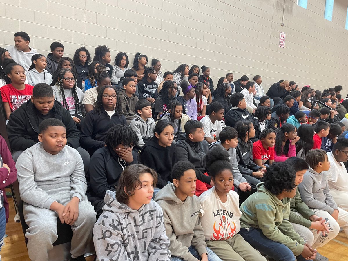 SchrumSpartans's tweet photo. Our students recently had the opportunity to attend a much-needed assembly led by Detective Wysotcki from Illinois, focusing on the crucial topics of cyber and internet safety. The session gave a wealth of valuable and relevant information aimed at ensuring online safety. https://t.co/8RCr1o5Gaj