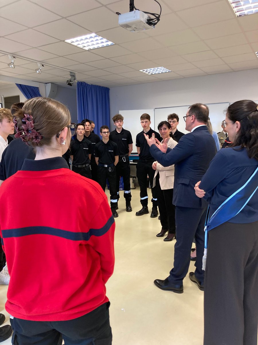 dsden45's tweet photo. 🙏Hier se tenait les hommages aux victimes du terrorisme. 

Plusieurs actions notables : 
- Cérémonie au lycée pro Paul Gauguin, par les élèves du parcours des métiers de la sécurité. Un moment solennel très bien organisé.

- Cérémonie place de la République et chorale. https://t.co/J9dNPDmkMz