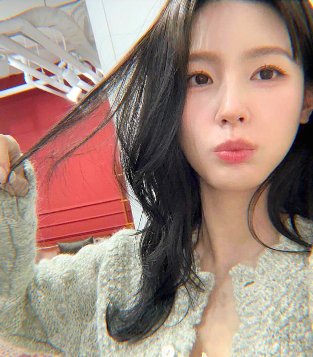 perri loves titus. tweet media