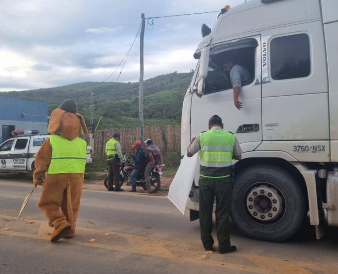 POLICIA BOLIVIANA (@pol_boliviana) on Twitter photo #SantaCruz | #SeguridadVial
đ§đŽ #2025_BicentenarioDeBolivia
đ„đđđđđđđ đąđŠ đšđĄđ đđđ đŁđĂđ đđ đđąđĄđđđđĄđ§đđđđđĂđĄ đŠđąđđ„đ đđđšđđđđđąÌđĄ đ©đđđ đđĄ đđ đŁđšđđŠđ§đą đđ đđąđĄđ§đ„đąđ đŁđđđđ đŠđđ đđđŁđđ§đ #SantaCruz | #SeguridadVial
đ§đŽ #2025_BicentenarioDeBolivia
đ„đđđđđđđ đąđŠ đšđĄđ đđđ đŁđĂđ đđ đđąđĄđđđđĄđ§đđđđđĂđĄ đŠđąđđ„đ đđđšđđđđđąÌđĄ đ©đđđ đđĄ đđ đŁđšđđŠđ§đą đđ đđąđĄđ§đ„đąđ đŁđđđđ đŠđđ đđđŁđđ§đ