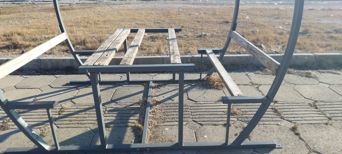 Adilcevaz'da yırtıcılar bankaları kullanılamaz hale getirmiş.