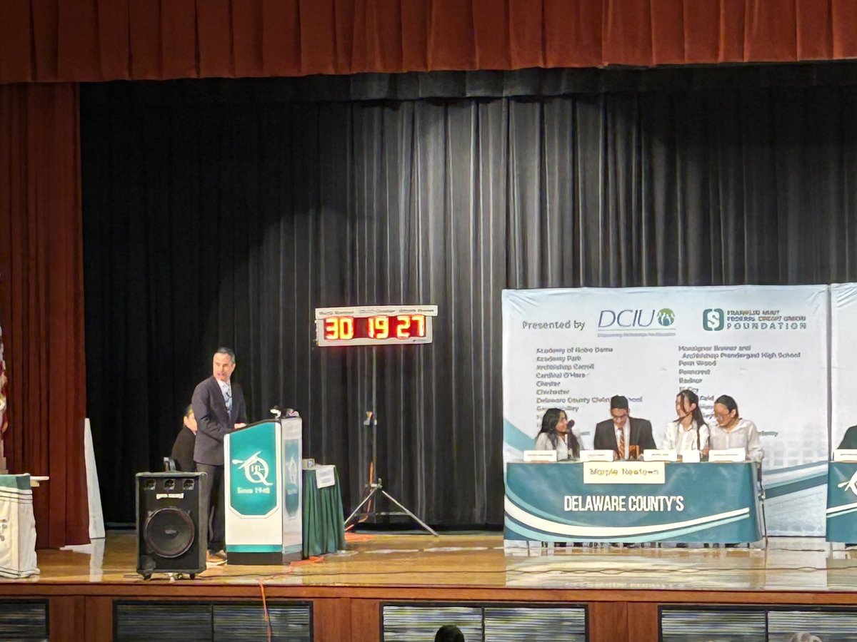 At intermission, MNHS with a slight lead over Strath Haven. Delco Hi-Q.