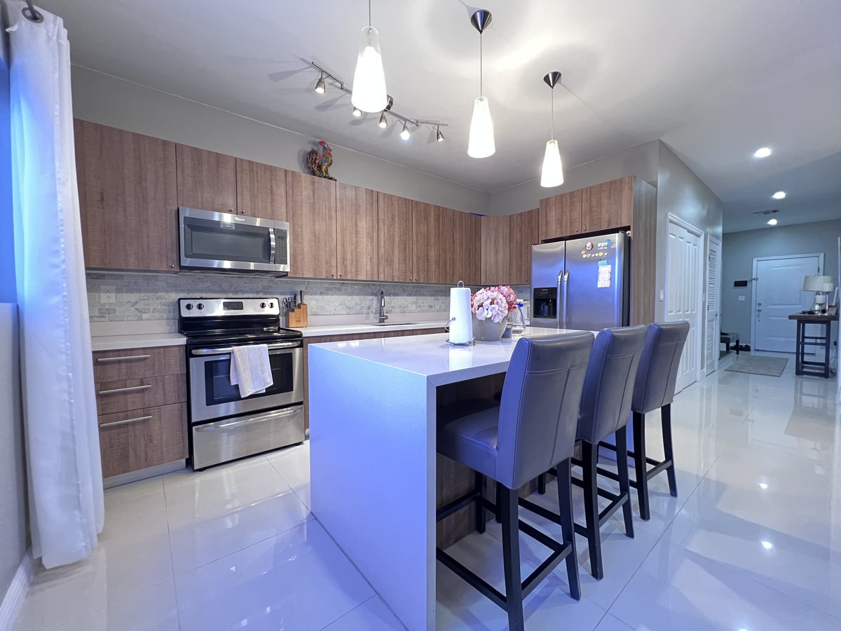 Thinking about your next home or investment? Look no further than this new Townhouse listing at the gated community of Venetian West. 3 bed, 2.5 bath with garage. #propertyoftheday #realestate #Bahamas #BuySellRESIDE #buywithB #listwithB #islandliving 👉 tinyurl.com/Venetian-West.