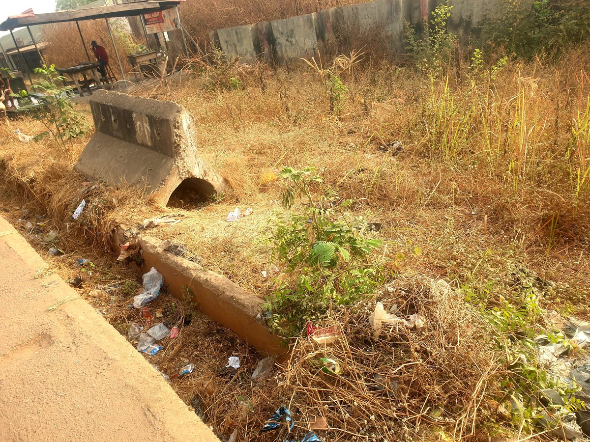 TrackaNG's tweet photo. In Oct 2024, N24.5m was paid to the Mcwell Resources Ltd for the Flood and Erosion Control Works at Yidi Ilorin, Kwara state in the 2024 FG Budget.

We tracked and report that the road has been constructed and drainage systems have been constructed through Yidi. 

We however observed that the major drainage was blocked with sand and refuse dump. We spoke to the landlord association to take ownership of maintaining this project.