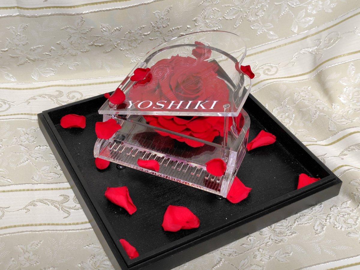 昨年2024年のYOSHIKIさんのディナーショーで気になっていたあのプリザーブドフラワー。
今日届きました。
やはり綺麗だ。テーブルが豪華になるねぇ。ああ、ディナーショーが蘇るよなぁ。
そう言えば今年2025年はどうなるのかなぁ。
開催されれば嬉しいですが、#YOSHIKI さんの体調最優先で。