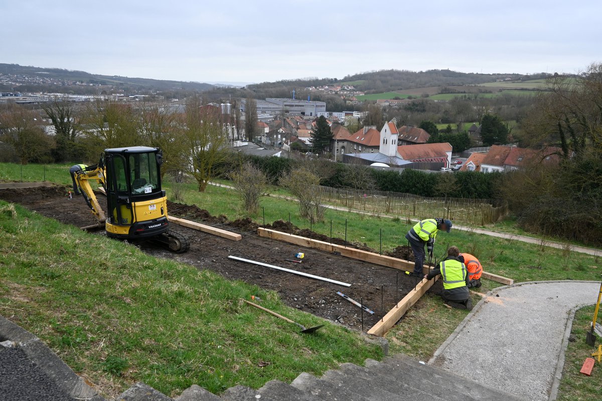 📢 Les travaux ont débuté hier rue de Verdun sur les hauteurs d'Outreau pour offrir un nouvel espace convivial aux amateurs de pétanque ! 🏆
#Insertion #Travaux #Aménagement