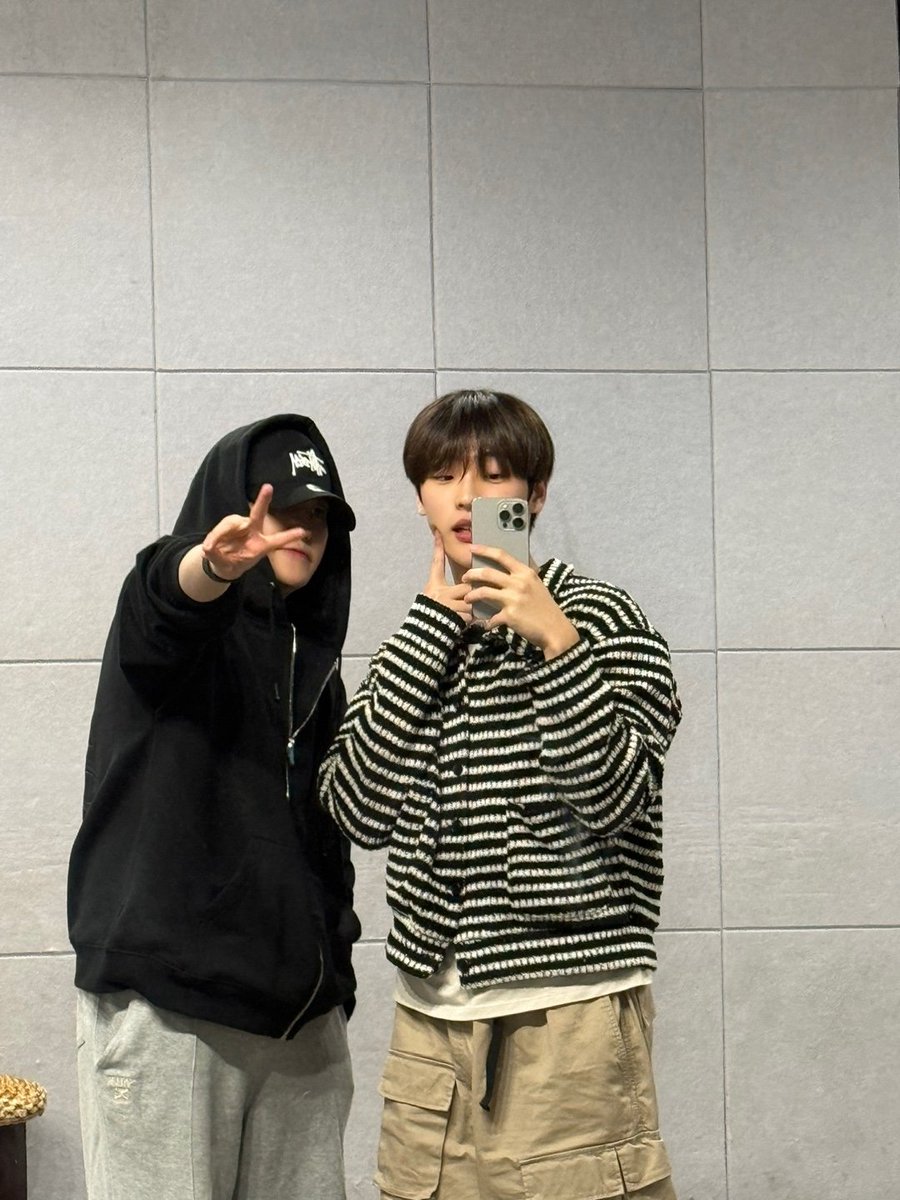 [👑]

<킹메 오늘 무해~~>

오늘두 숨 잘 쉬구 갑니당~~

#TheKingDom #더킹덤 #TKD 
#MUJIN #LOUIS 
#무진 #루이 #위버스라이브