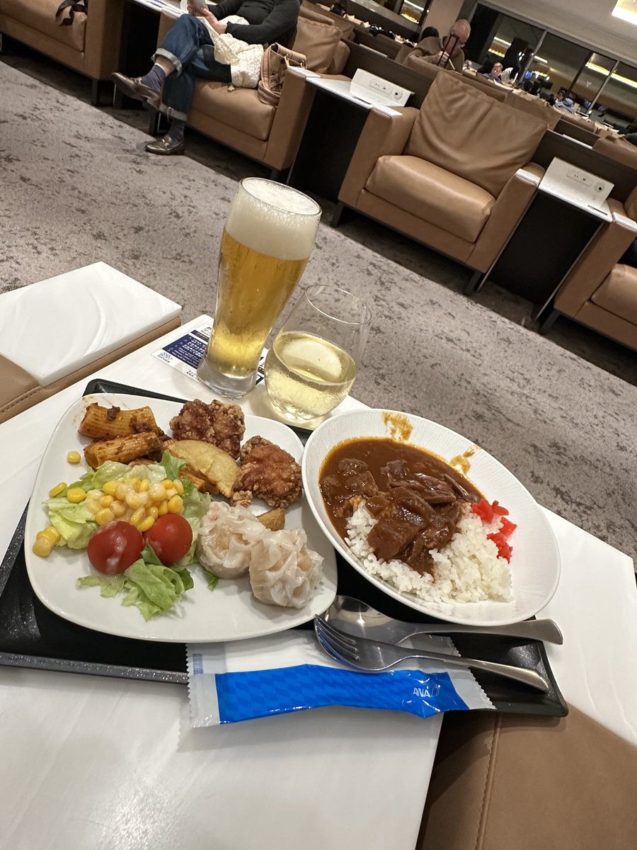 ayane777300's tweet photo. ANAラウンジで搭乗前から既に暴飲暴食w https://t.co/0gRberPv4k