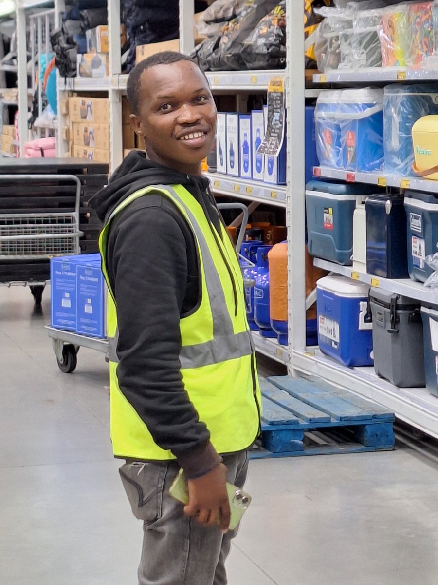 Another Makro "employee" loving his job on his phone all day long. Soon, Makro will close down due to no service. We just don't bother going there anymore.