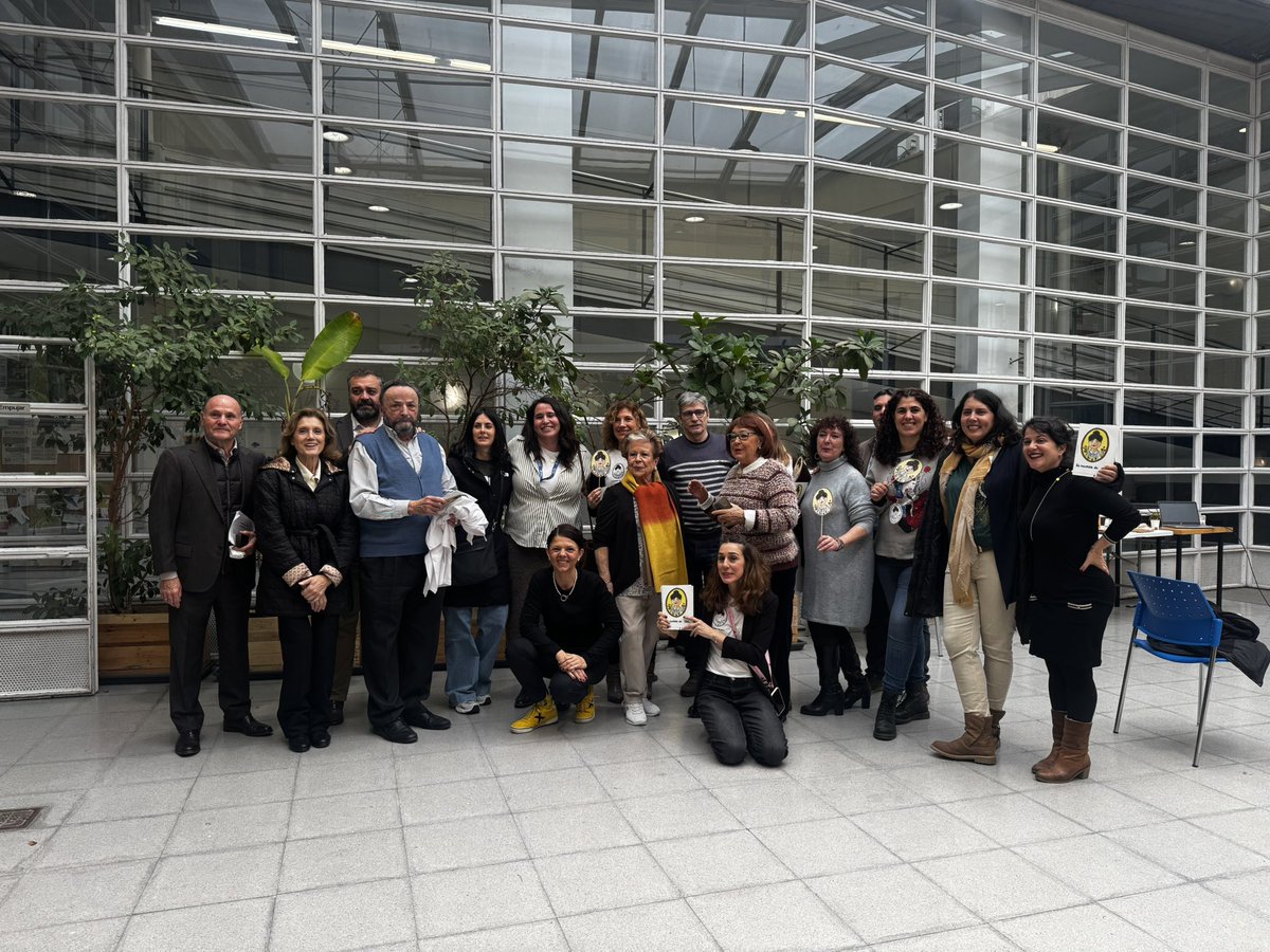 seguragc's tweet photo. 🔵 Las trabajadoras sociales del #DistritoCentro junto al delegado @fernandezsj han presentado ‘Los recuerdos de Chole’.

👉🏻 Este cuento que narra los recursos de atención social municipales.

👉🏻 Da a conocer de manera sencilla servicios como la teleasistencia, residencias para mayores o la ayuda a domicilio.

#SeguraXCentro