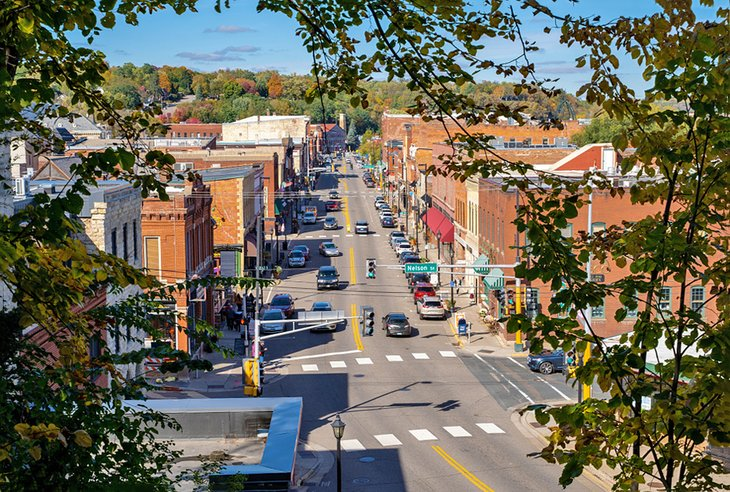 berkie1's tweet photo. Minnesota's bipartisan "Yes To Homes" coalition has proposed the Starter Homes Act which would;

🏠allow duplexes and ADUs on existing lots, 
🏘️allow townhomes on vacant lots,
📐limit minimum lot sizes to 1/8th acre with utilities,
📜require admin review, not volunteer board. https://t.co/Hvgp0jXVUg