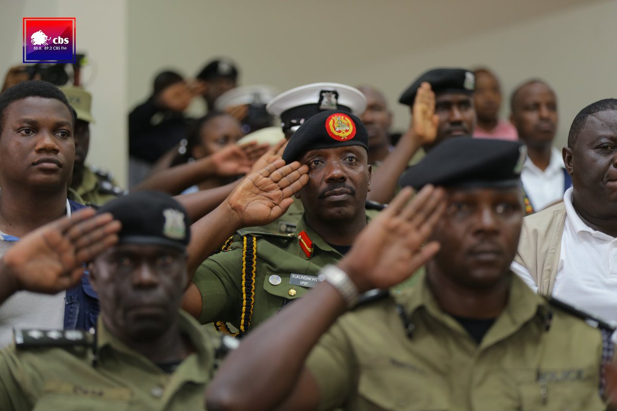 cbsfm_ug's tweet photo. Abasimbyewo, abakulira ebyokwerinda ,n'abalondoola eby'okulonda mu Kawempe North, basisinkanye abatwala eby'okulonda, okutema empenda ku ngeri y'okubeera n'akalulu ak'emirembe n'okusobozesa abalonzi mu Kawempe North okuddamu okulonda omubaka wabwe olunaku olw'enkya nga 13. https://t.co/vDpgEPmqsC