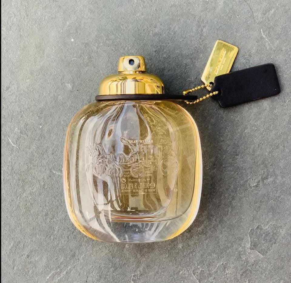 AmudhHabiby's tweet image. A soapy, floral (rose) &amp;amp; fruity scent. It&apos;s not overly sweet. It’s pleasant but not explicitly unique.
Think of it like a classic Coach bag: basic yet nice.
It leans slightly mature. Great choice for #women in their 30s+
Safe for any occasion, esp. professional setup.

#FragSpace