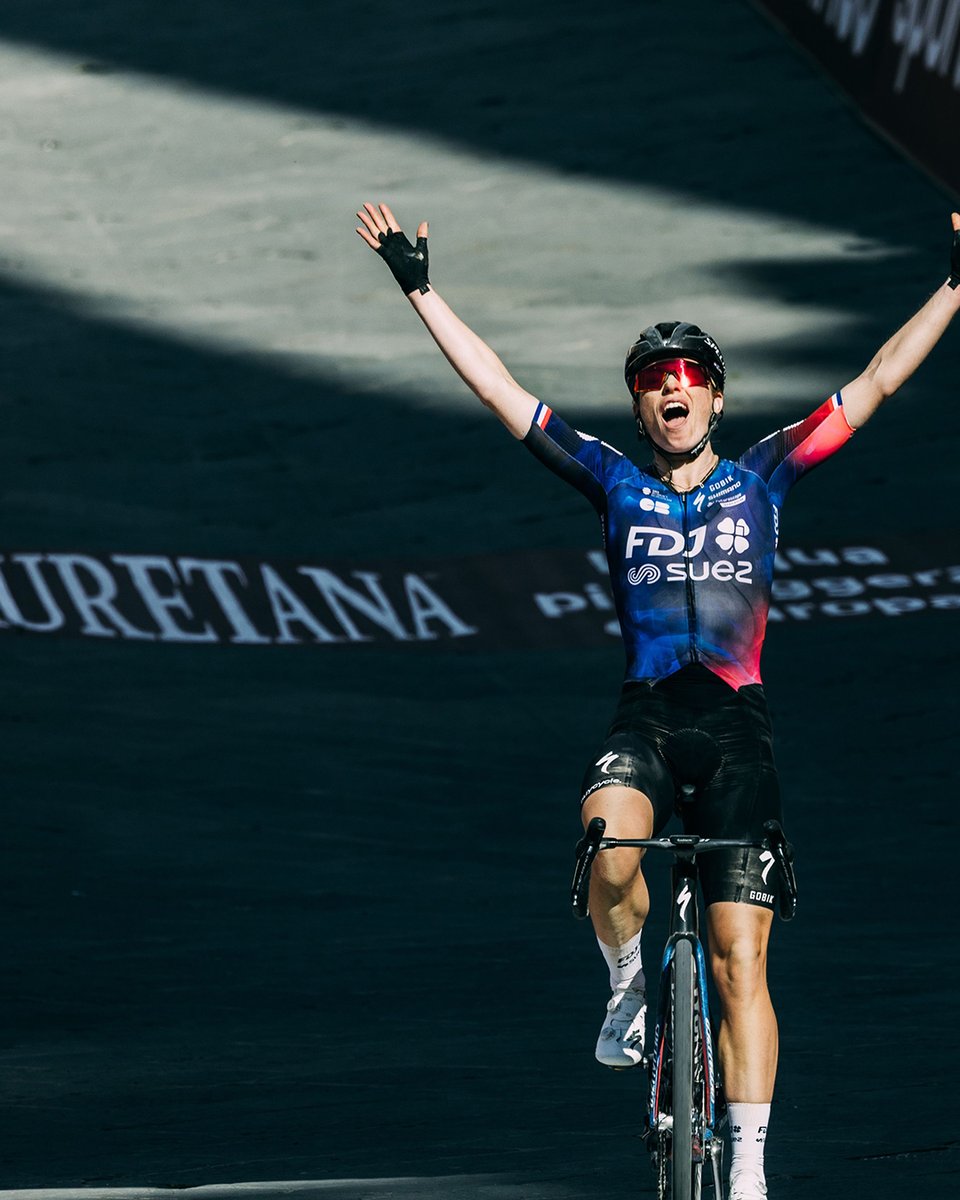 SUPACAZ's tweet image. Champions ride Supacaz. 🏆⁠
This past Saturday, Demi Vollering and FDJ-SUEZ conquered the white roads of Tuscany, taking an epic win at Strade Bianche! From gravel to glory — what a ride! 💙🚴‍♀️⁠
⁠
#Supacaz #FDJSUEZ #StradeBianche #ChampionsGrip #RideLikeDemi