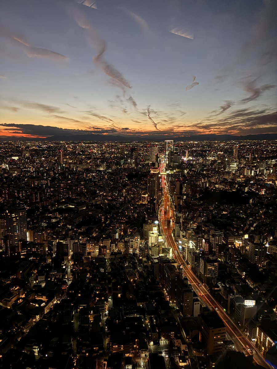 六本木ヒルズからの景色🌃
東京の運転は疲れるけど夜景は最高すぎた👍
またドライブみんなでいこう‼︎
#六本木 #夜景 #きれい