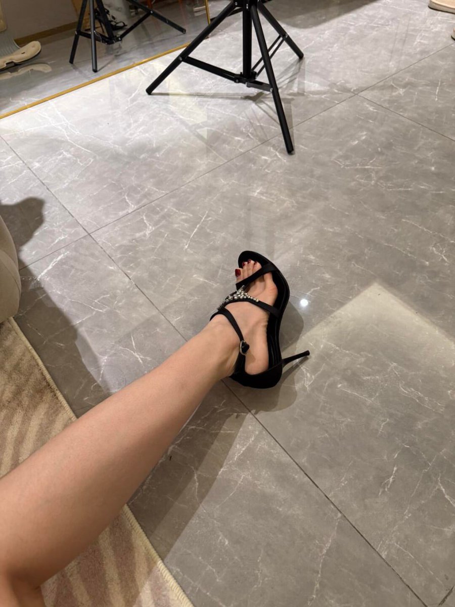 genosidasquad's tweet photo. What do you think of the heels I bought today?Do you suit me?😬😬 https://t.co/OOLqnxexAm