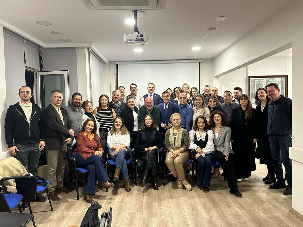 CHP Parti İçi Eğitim Birimi Sorumlumuz Özcan Baripoğlu hocamızın sunmuş olduğu Güncellenen Üyelerin Siyasi Eğitimi Programını, 2. bölge koordinatörümüz Kadir Çakır'ın öncülüğünde tamamladık .
#ChpParti̇Okulu