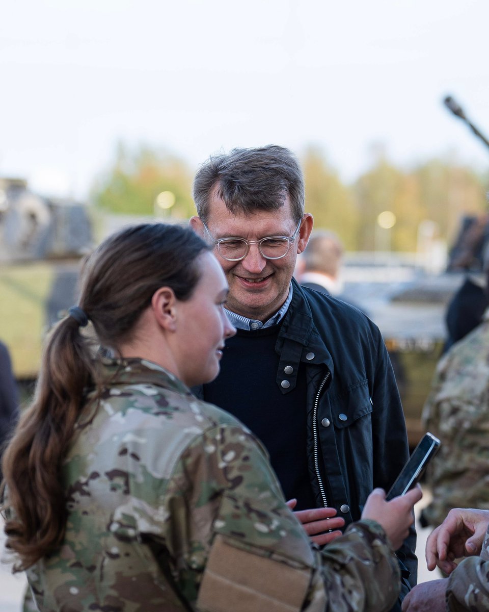 Selvfølgelig skal der være fuld ligestilling i Forsvaret - så kvinder også omfattes af værnepligten. Det har jeg hele tiden sagt. Og nu glæder det mig, at Liberal Alliance anlægger en helt ny tilgang. Tak for det. 
Der er brug for både kvinder og mænd i forsvaret af Danmark.