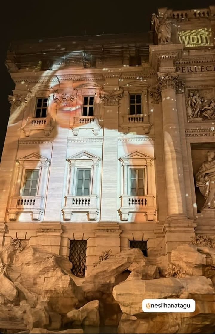 womanwithstyle's tweet photo. #NeslihanAtaguel  #SefirinKız CELEBRADA POR TODO EL MUNDO RECONOCIDA COMO EL MAXIMO EJEMPLO DE LA ACTUACION TURCA  HONOR A QUIEN HONOR MERECE   ADMIRACIÓN HONOR EN ITALIA  DONDE SU IMAGEN APARECE  COMO CELEBRACION DEL DIA DE LA MUJER EN LA FUENTE DE TREVI BRAVO RESPECTO 👏 https://t.co/XubGIdkuum